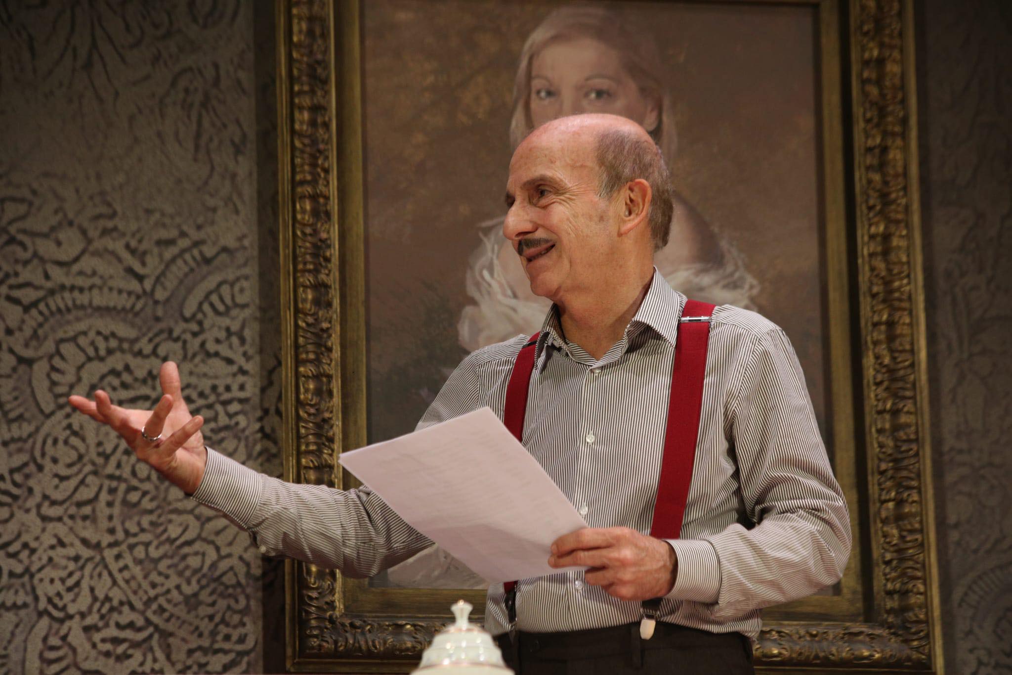 Recensione – “Qualcosa è andato storto”: Carlo Buccirosso a teatro incide la maschera del perbenismo familiare Recensione – “Qualcosa è andato storto”: Carlo Buccirosso a teatro incide la maschera del perbenismo familiare