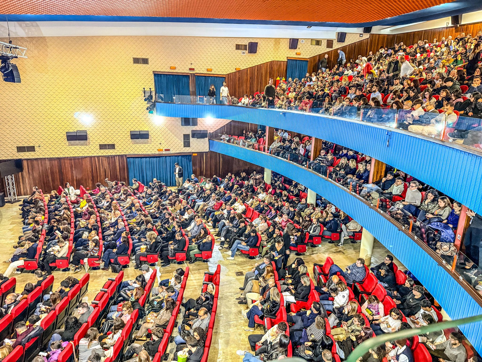 Angelo Duro emoziona Rende: doppio sold out e un ritorno che profuma di storia personale